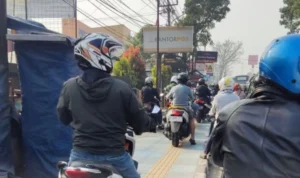 Trotoar Jalan Raya Padalarang jadi sasaran pengendara R2 saat macet. Selasa (8/23). Foto: Jabarekspres