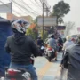 Trotoar Jalan Raya Padalarang jadi sasaran pengendara R2 saat macet. Selasa (8/23). Foto: Jabarekspres