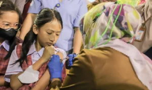 Cegah Kanker Leher Rahim Usia 12 Tahun, Dinkes Cimahi Berikan Imunsiasi RV dan HVP Salah satu siswa diberikan imunisasi untuk mencegah penyakit diare dan kanker mulut rahim sejak dini, Selasa (8/8).