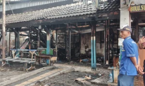 Akibat 'Si Jago Merah', Aktivitas Terminal Leuwipanjang Sempat Terganggu GOSONG: Sejumlah kios di Terminal Leuwipanjang yang terbakar, Selasa (8/8).