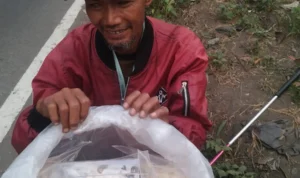 Ditengah Keterbatasan, Pria Tunanetra asal Cisaat Sukabumi Gigih Ais Rezeki.