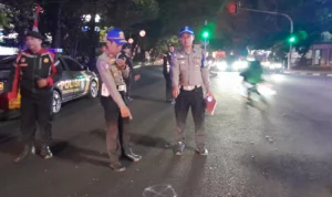 Minibus Pajero Hantam Sepeda Motor di Lampu Merah Katamso Bandung, Pengemudi Sempat Larikan Diri Polisi tengah melakukan olah TKP. (Dok: Kanit Gakkum Satlantas Polrestabes Bandung, Iput Arif Saepul Haris for Jabar Ekspres)