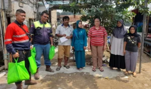 Apresiasi Sinergitas Warga Setempat, Kontraktor Underpass Stasiun Batutulis Gelar Baksos Perwakilan kontraktor saat membagikan paket sembako kepada warga di lingkungan proyek pembangunan Underpass Stasiun Batutulis, Kota Bogor. (Yudha Prananda / Jabar Ekspres)
