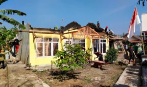 Warga Desa Padaduka Rw 02 Bergotong Royong Membereskan Serpihan Kebakaran dan