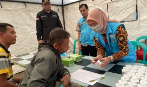 Supir angkutan umum saat menjalani tes urin di Terminal C Cililin, KBB. Kamis (10/23). Foto Jabarekspres
