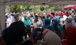 Boling di Cileungsi, Ratusan UMKM Dapat Sertifikasi Halal Plt Bupati Bogor, Iwan Setiawan saat mengunjungi Gerai UMKM di Kecamatan Cileungsi, Kabupaten Bogor.