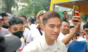 Presiden Jokowi Sebut Kaesang Tak Maju di Pilkada, PSI Depok: Sayang Sekali! Kaesang saat mengunjungi Kota Depok untuk membuka gerai Sang Pisang. Rubiakto/JE