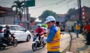 Terima Laporan Warga, PUPR Kota Bogor Eksekusi Tiang Miring Milik Penyedia Internet Kadis PUPR Kota Bogor, Rena Da Frina saat melakukan eksekusi tiang utilitas yang miring di Jalan Kapten Yusuf, Kecamatan Bogor Selatan, Jumat (11/8). (Yudha Prananda / Jabar Ekspres)