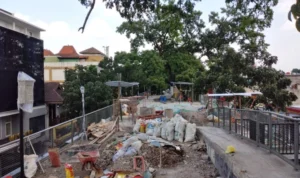 Revitalisasi Skywalk Cihampelas diprediksi selesai pada September 2023.