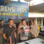 Kapolres Sukabumi Kota (tengah) saat konferensi pers pada Kamis (10/8).