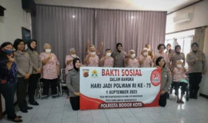 Gelar Baksos di Panti Jompo, Polwan Polresta Bogor Hibur Lansia