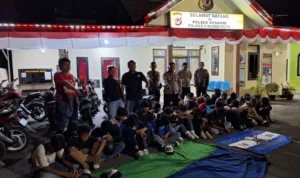 Meresahkan Warga Cirebon, Pelaku Tawuran Konten Diamankan Pelaku tawuran konten di Kota Cirebon diamankan oleh Polsek Kosambi, Sabtu (12/8) malam.