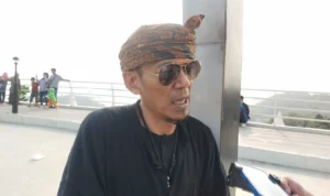 Budi Setiawan Garda Pandawa saat di wawancarai oleh Jabar Ekspres di lokasi masjid al kamil jatigede, belum lama ini. (JE/ Dedis)