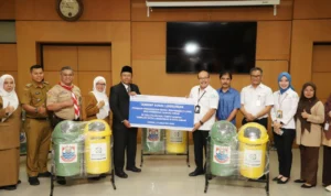 BPJS Kesehatan Cabang Cimahi Salurkan Bantuan Tempat Sampah