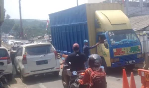 Jembatan Cikereteg Banyak Dilewati Truk Besar, Kok Bisa? Ada Pungli? Seorang sopir truk memberikan uang kepada pak ogah di Jembatan Cikereteg.