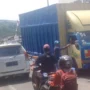 Seorang sopir truk memberikan uang kepada pak ogah di Jembatan Cikereteg.