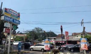 Pertumbuhan Minimarket Turut Pengaruhi Pendapatan Daerah ILUSTRASI: Minimarket di Jalan Sunda, Kota Bandung yang memiliki drive thru dan coffe point.
