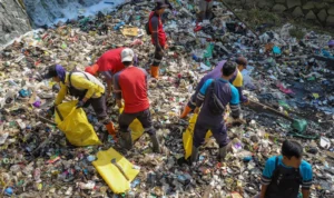 Ilustrasi: Pembersihan sampah di sungai Kota Bandung.