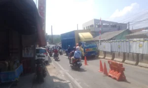 Pengendara mobil truk saat melintasi Jembatan Cikereteg.