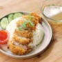 Praktis Cuman Pakai Rice Cooker! Resep Nasi Hainan Krispi