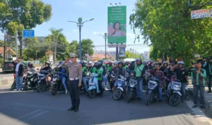 Hormati Jasa Pejuang, Polisi dan Pengendara di Lamer Gunungsari Cirebon Berhenti saat Detik-detik Pembacaan Teks Proklamasi