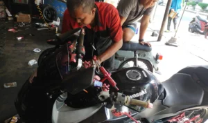 Bahaya Jika Membiarkan Shock Depan Motor Bocor, Ini Akibatnya!
