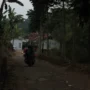 Pengendara sedang melintasi Jalan Cikawari di Kabupaten Bandung yang rusak parah.