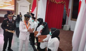 Kepala Lapas Kelas II A Bogor, Sopian dan Wali Kota Bogor, Bima Arya secara simbolis memberikan SK Remisi Umum kepada sejumlah warga binaan pemasyarakatan di Balai Kota Bogor. (Yudha Prananda / Jabar Ekspres)