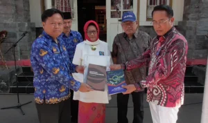 Peduli Sekolah, IKA Tahun 69 SMPN 7 Kota Bandung Bantu Perbaiki Air dan Beri 300 Buku