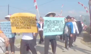 Para petani pada pawai rakyat di Desa Mekarjaya, Kabupaten Sumedang.