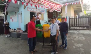 Semarak Kemerdekaan RI, WOM Finance Donasikan Tempat Sampah WOM Finance Donasikan Tempat Sampah