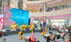 Kenaikan tingkat Ayodya Pala Art Center di salah satu pusat perbelanjaan Kota Depok.