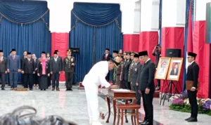 Dok. Pelantikan Walikota Bekasi oleh Gubernur Jabar, Ridwan Kamil. Senin (21/8). Foto. Sandi Nugraha.