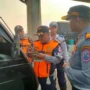 Petugas dari Dinas Perhubungan Kota Cimahi menghentikan satu unit mobil barang lantaran melanggar jam opersional kendaraan di bundaran Leuwigajah, Kota Cimahi baru-baru ini. (Foto istimewa)