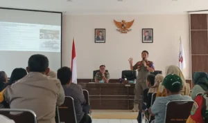 Kepala Bidang Penegakan Perda pada Satpol PP dan Damkar Kota Cimahi Ranto Sitanggang saat penyuluhan penegakkan Perda di Aula Kantor Kecamatan Cimahi Tengah, Rabu (22/8).