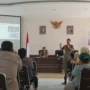 Kepala Bidang Penegakan Perda pada Satpol PP dan Damkar Kota Cimahi Ranto Sitanggang saat penyuluhan penegakkan Perda di Aula Kantor Kecamatan Cimahi Tengah, Rabu (22/8).
