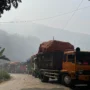 Antrean truk sampah mengular imbas dari kebakaran TPA Sarimukti. Selasa (22/8). Foto Jabarekspres