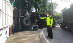 Bripka Aria Nugraha sedang menunjuk ke arah truk fuso yang mengalami kecelakaan, Rabu 23 Agustus 2023. (Je/ Dedi suhandi)