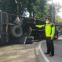 Bripka Aria Nugraha sedang menunjuk ke arah truk fuso yang mengalami kecelakaan, Rabu 23 Agustus 2023. (Je/ Dedi suhandi)