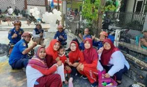 Balita Tersangkut di Lubang Tiang Bulutangkis, Damkar Depok Turun Tangan Potret balita di Depok yang selamat setelah kakinya masuk ke dalam lubang tiang bulutangkis.