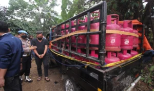 Pelaku saat diamankan polisi. Foto : Sandika Fadilah/Jabarekspres.com