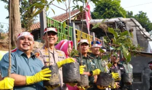Dorong Pelestarian Lingkungan, Ketua DPRD Kota Bogor Apresiasi Langkah Polri Lakukan Penghijauan Dorong Pelestarian Lingkungan, Ketua DPRD Kota Bogor Apresiasi Langkah Polri Lakukan Penghijauan