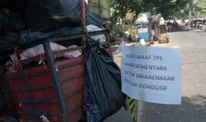 Akibat Kebakaran di TPA Sarimukti, TPS di Bandung Alami Penumpukan Sampah! Apa Solusinya? Dok. penumpukan sampah di TPS Gudang Selatan Bandung pasca ditutup sementara TPAS Sarimukti. Kamis (24/8). Foto. Sandi Nugrah