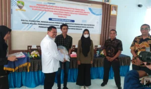 Caption: Bupati Sumedang Doni A Munir dalam acara pembukaan pelatihan DBH-CHT di Aula Balai Pelatihan Tenaga Kerja, Kamis 24 Agustus 2023. (Je/ dedis)