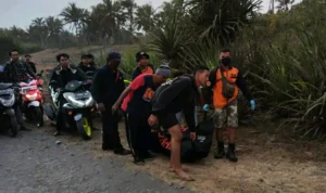 Empat Hari Terombang-ambing di Laut, Pemuda Asal Kecamatan TegalBuleud Ditemukan Meninggal Dunia Tim SAR bersama masyarakat saat mengevakuasi F(18) yang terjatuh di pantai laut TegalBuleud.