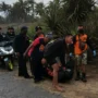 Tim SAR bersama masyarakat saat mengevakuasi F(18) yang terjatuh di pantai laut TegalBuleud.