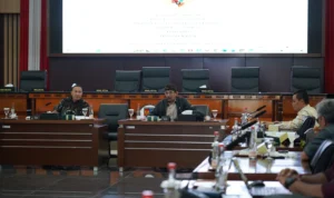 Ketua Tim Pansus Raperda tentang Transportasi DPRD Kota Bogor, Edy Darmawansyah dan Wakil Ketua III DPRD Kota Bogor, M. Rusli Prihartevy bersama jajaran saat memimpin rapat kerja bersama jajaran Pemkot Bogor.