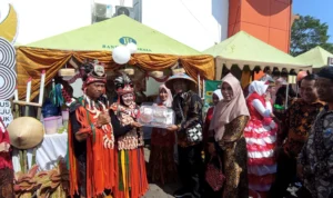 Kades Ciherang Sulap Limbah Jadi Kostum di Fashion Show Sultan