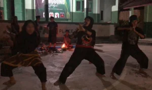Atraksi debus saat acara panggung rakyat Gusdurian Sukabumi Raya