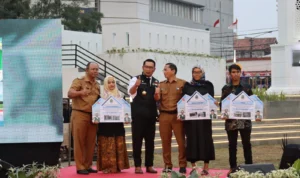 Rampung Direnovasi! Alun-alun Cimahi Diresmikan Gubernur Jabar Gubernur Jawa Barat M Ridwan Kamil meresmikan Alun Alun Cimahi